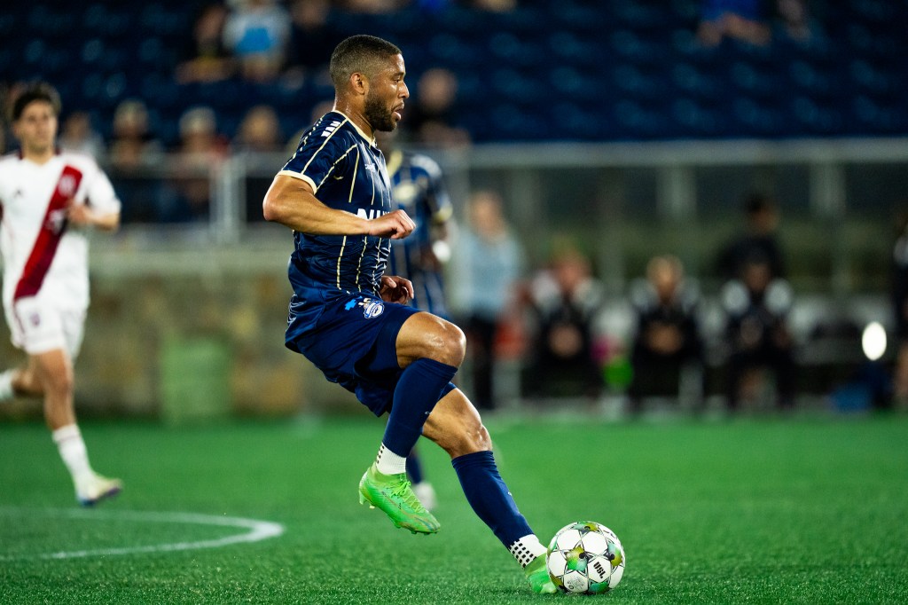 Mike DeShields plays the ball against Chattanooga Red Wolves SC